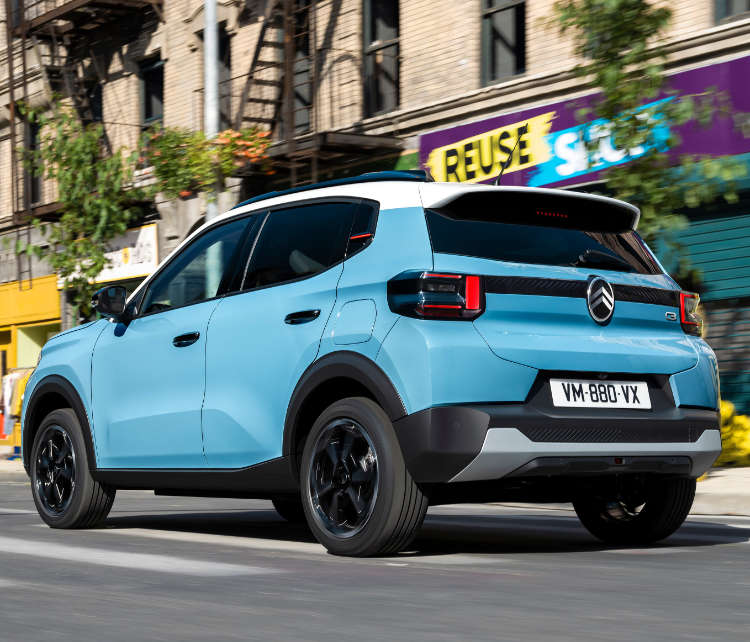 Citroën C3, вигляд ззаду з лівого боку під час руху