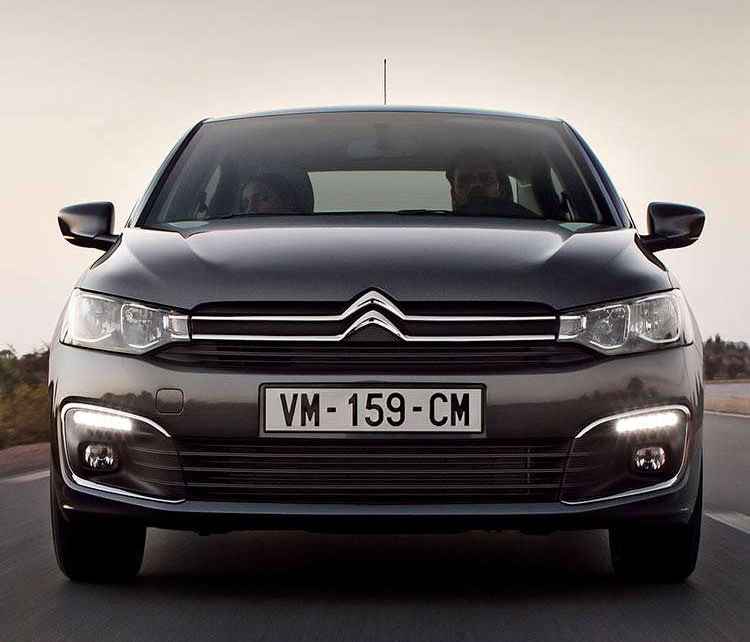 Вигляд спереду на Citroën C-Elysée