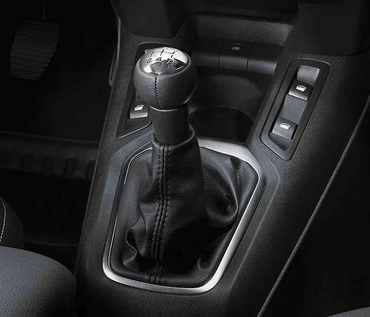 Важіль МКПП у салоні Citroën C-Elysée