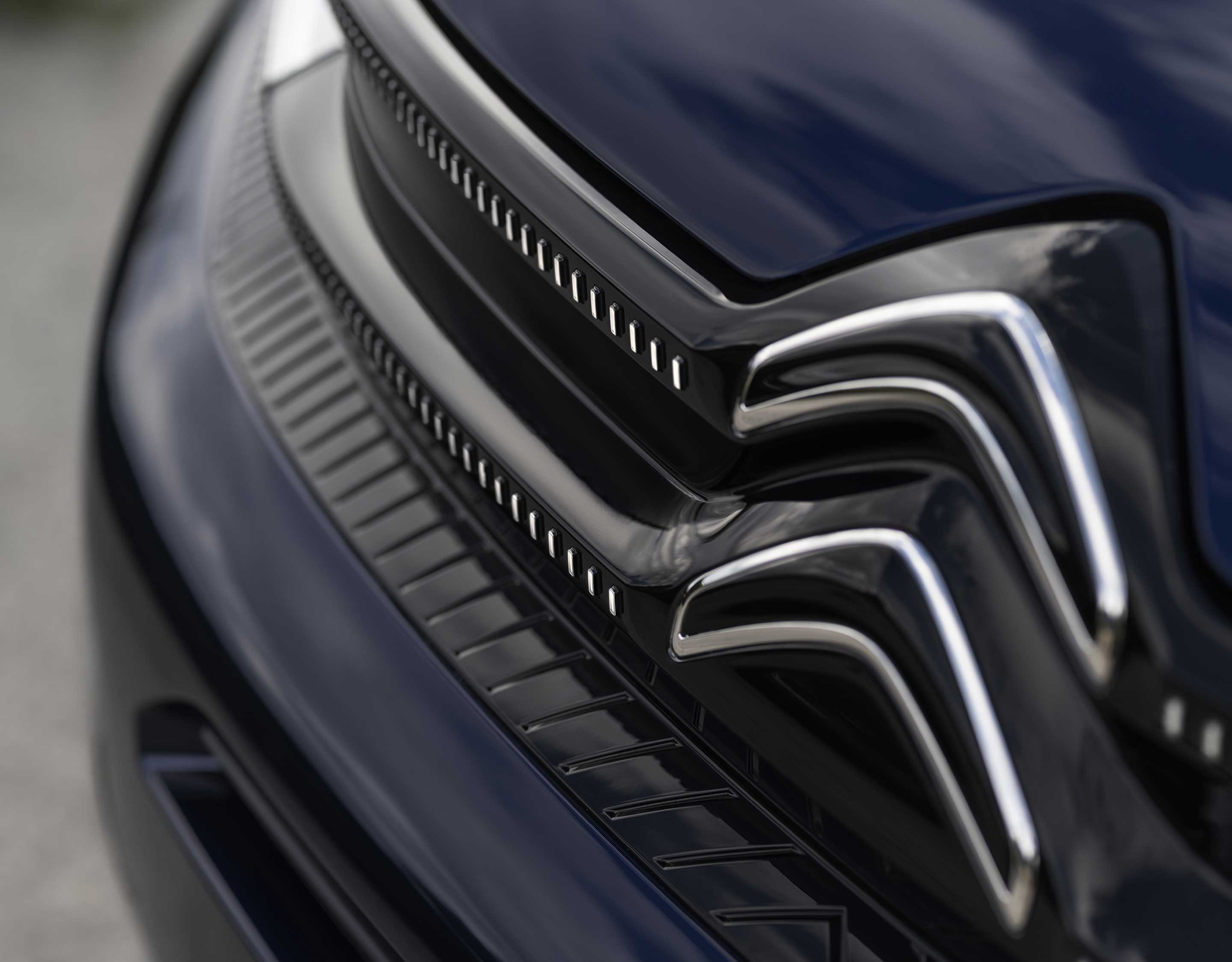 Емблема Citroën на радіаторній решітці Citroën C5 Aircross