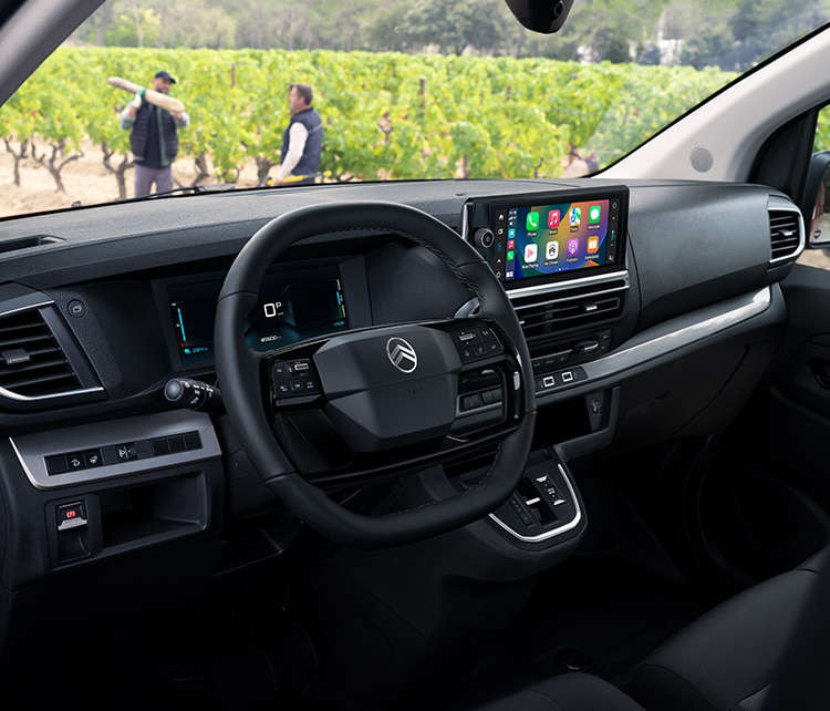 Панель приладів у кабіні нового фургона Citroën Jumpy